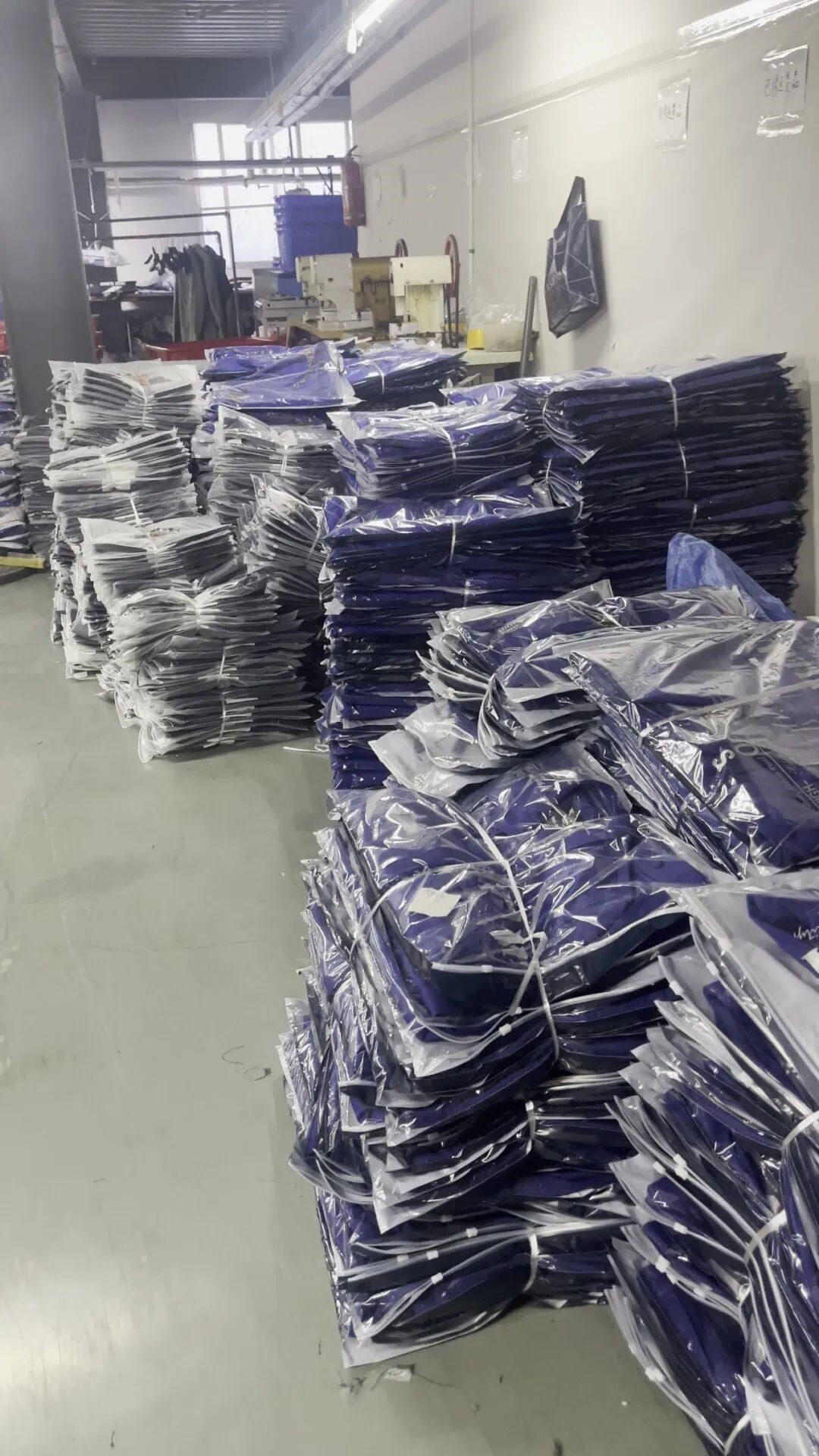 长沙炭河服饰有限公司,长沙西服定制公司,工作服定制,冲锋衣定制,T恤定制